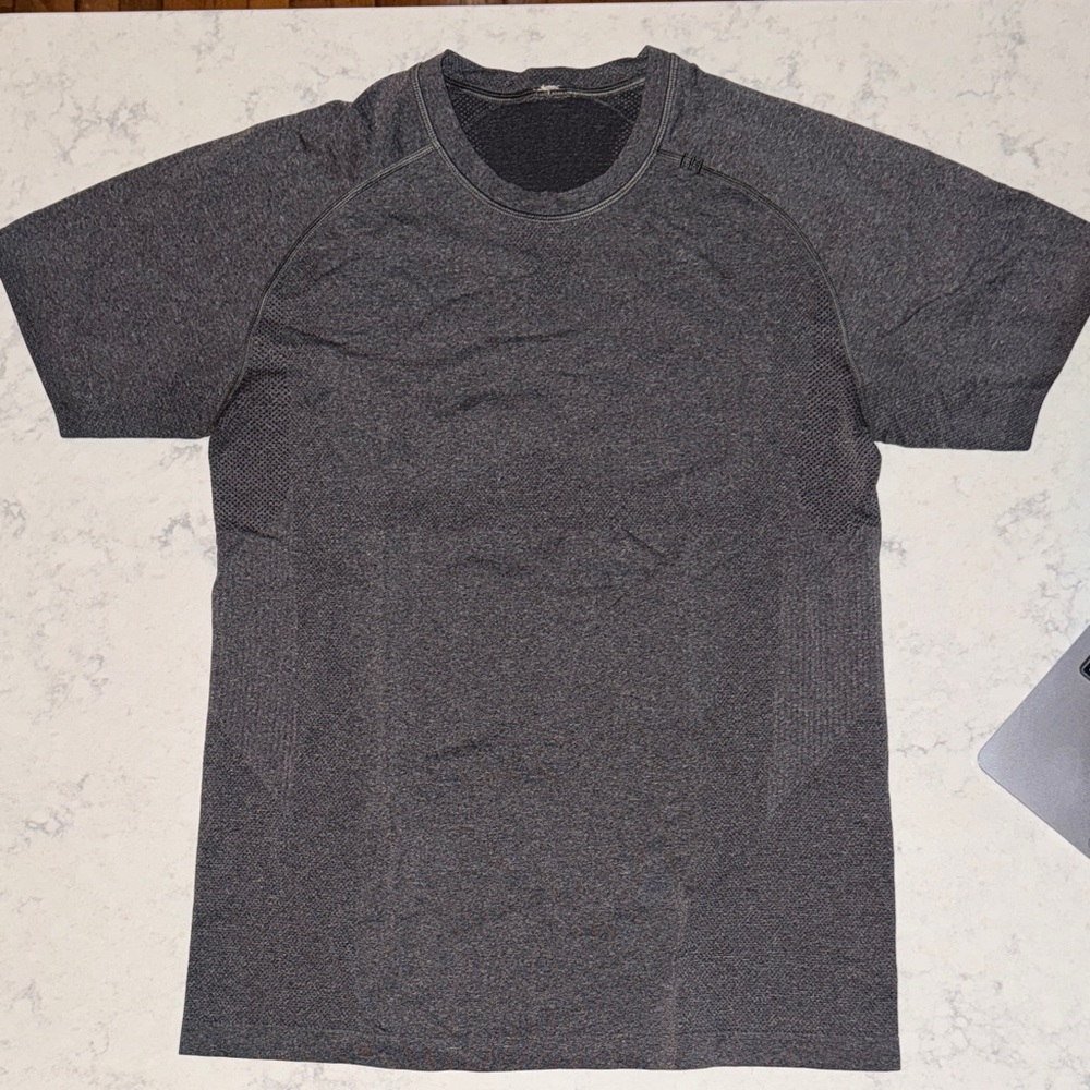 Lululemon Men’s Metal Vent Tech Gray Athletic T Shirt Small